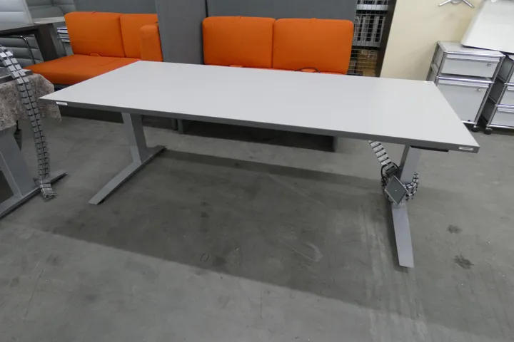 Vario elektrisch höhenverstellbarer Schreibtisch Stage Maße in cm: ca. 180 x 80